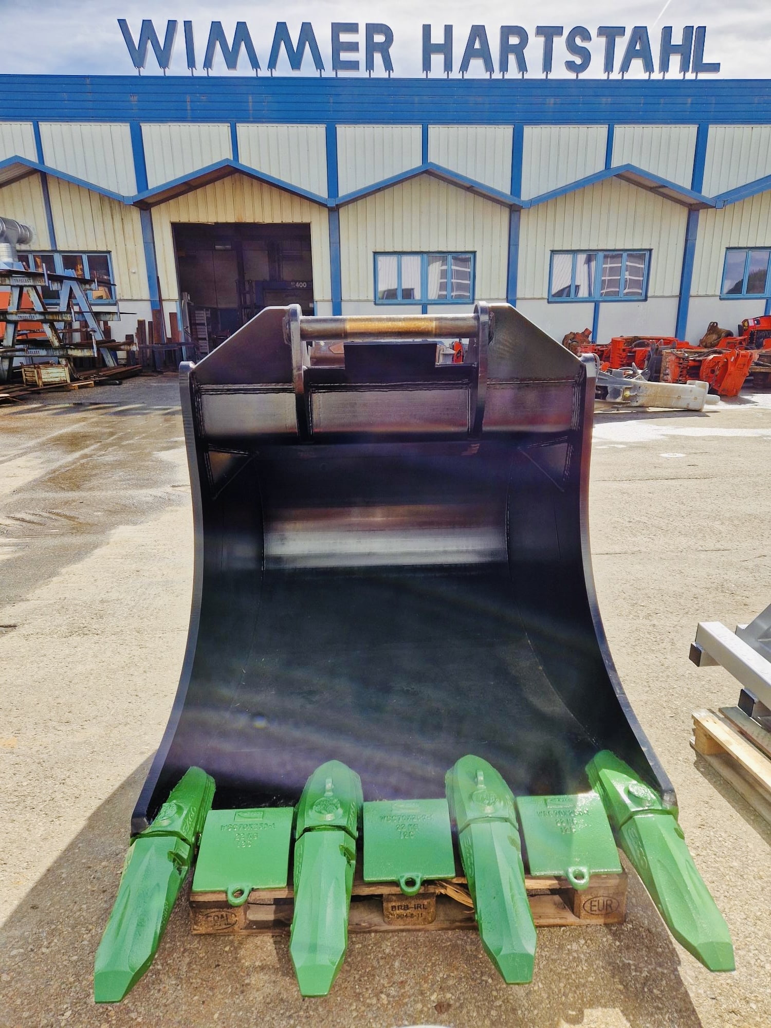 Backhoe bucket XHD front view